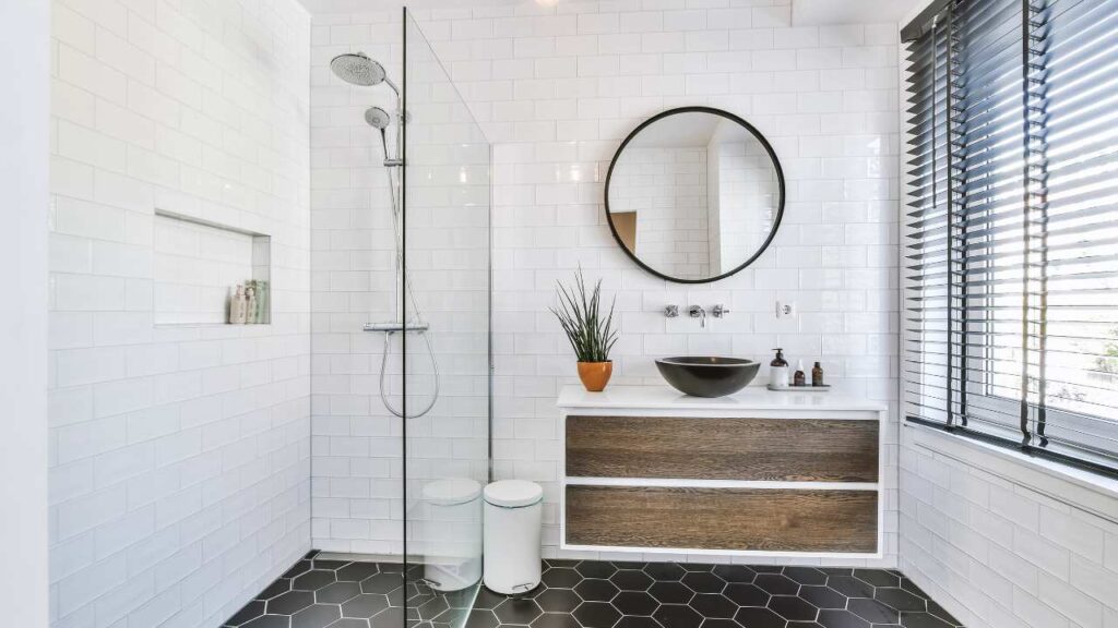 smart-ways-to-integrate-natural-light-in-bathroom