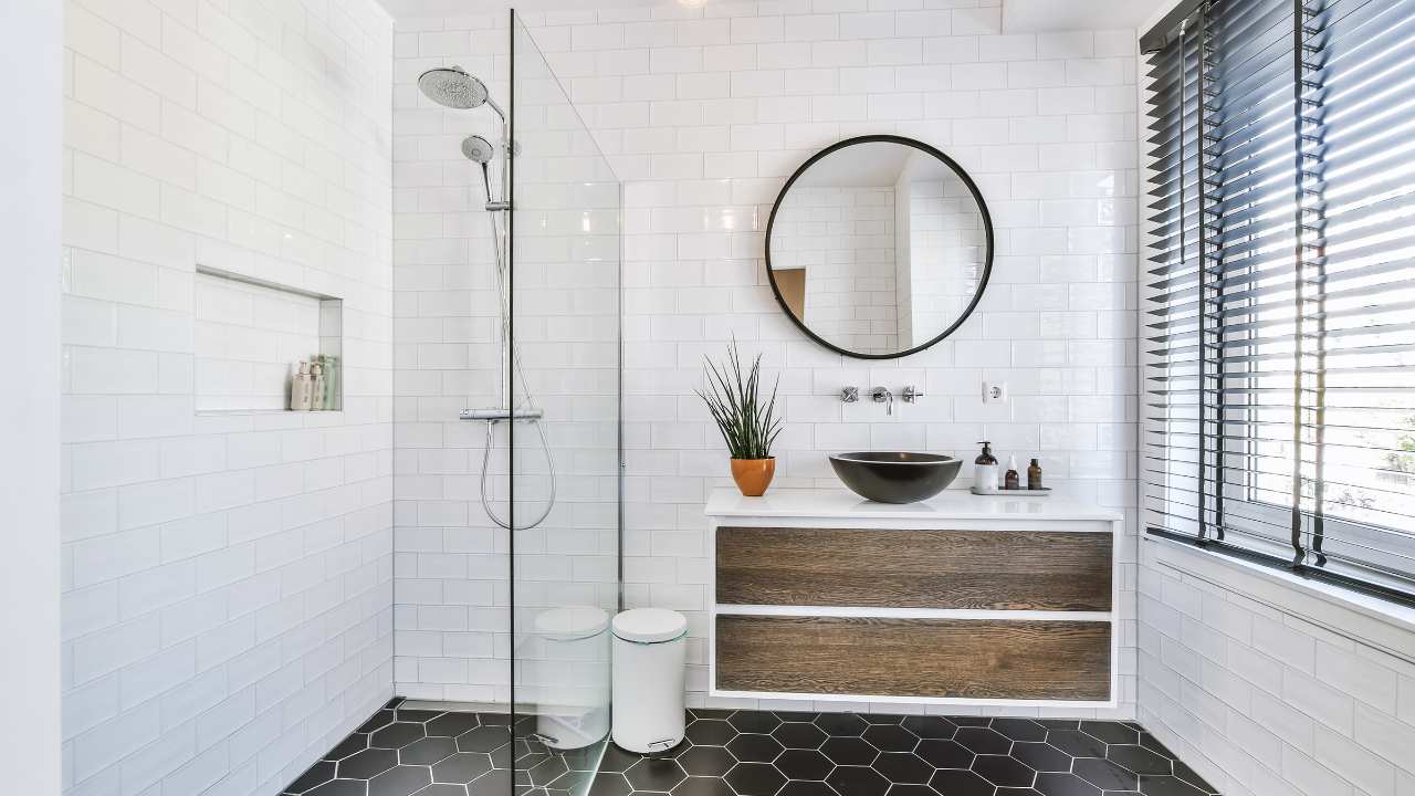 smart-ways-to-integrate-natural-light-in-bathroom
